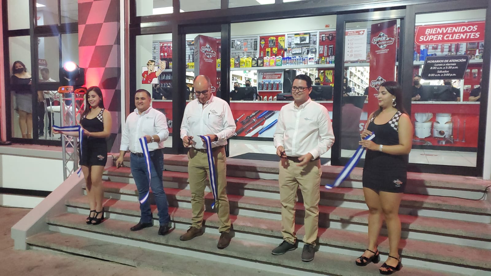 Super Repuestos celebra 10 anos de servicio al pais y reafirma su plan de expansion