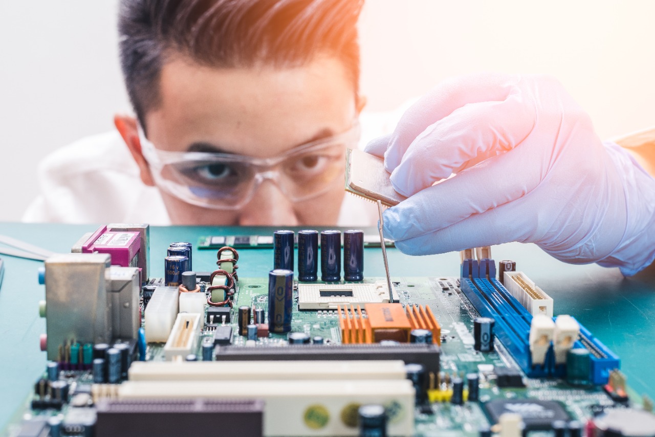 BENEFICIOS DE ESTUDIAR LA CARRERA DE INGENIERÍA EN ELECTRÓNICA DE CEUTEC