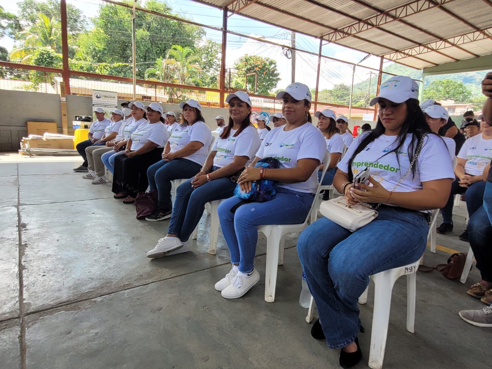 Emprendedores de San Francisco de Yojoa reciben insumos y equipo para fortalecer sus negocios