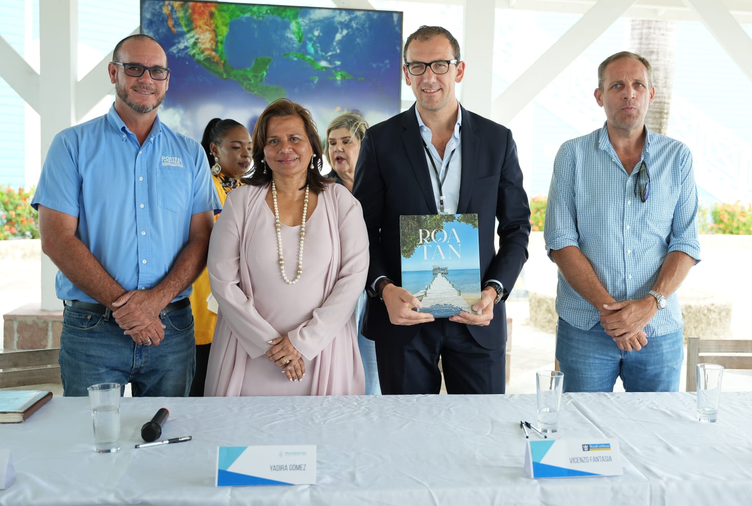 Firman convenio que formaliza una aportación histórica de transferencias del Puerto de Roatán al IHT