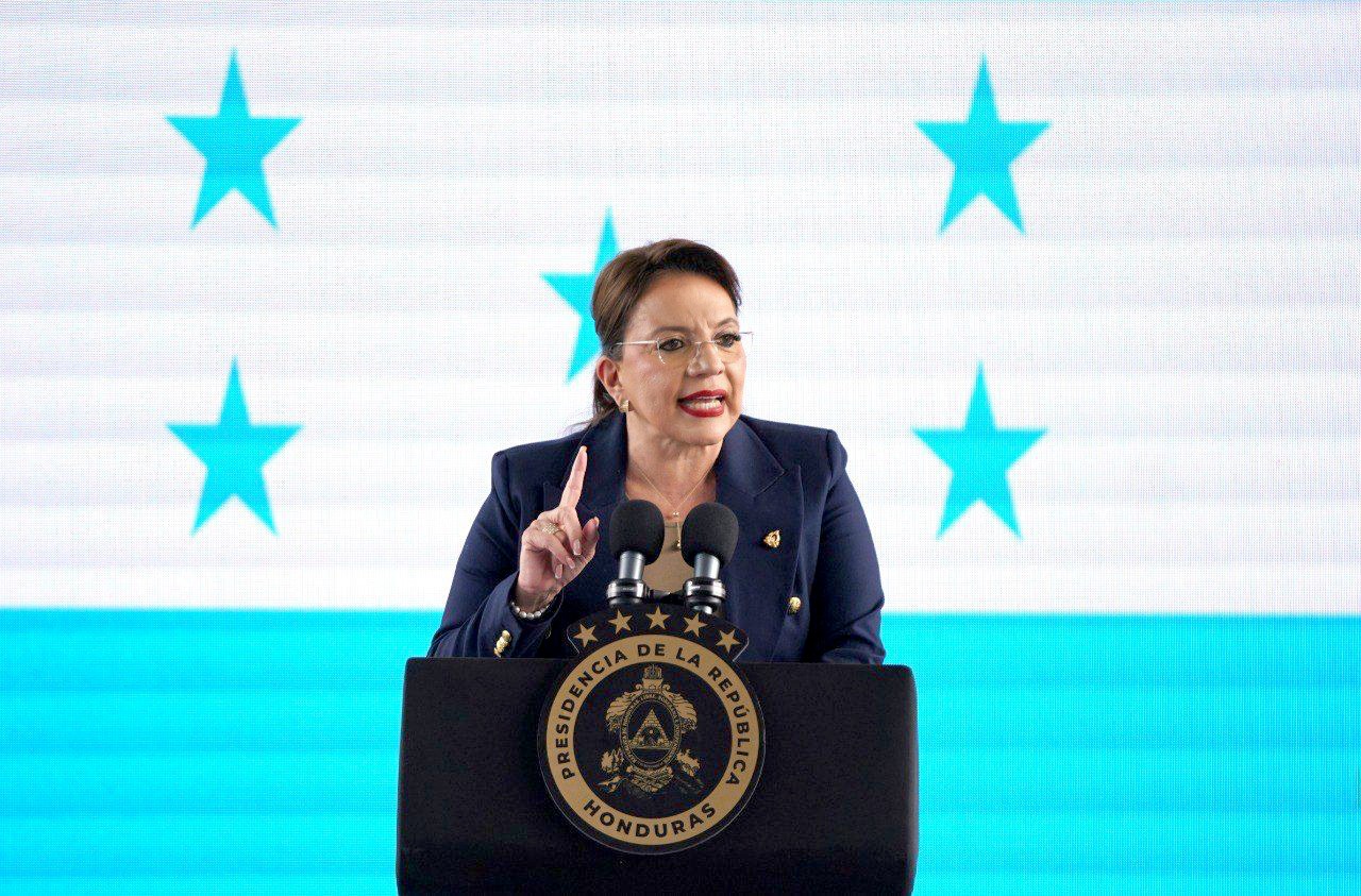 Xiomara Castro cumple promesa a Gobierno Estudiantil deEscuela República de Paraguay al inaugurar obras deremodelación