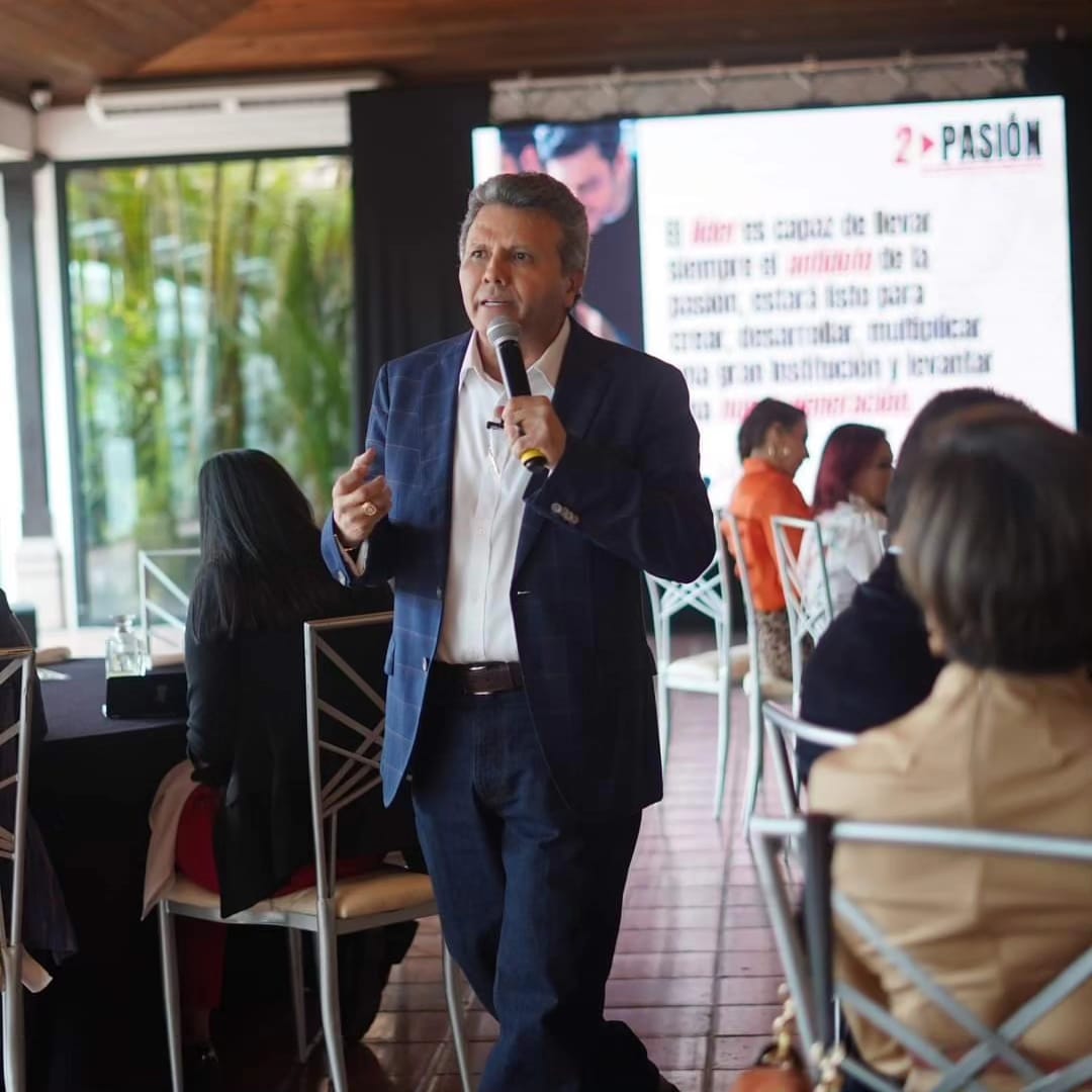 En un evento que reunió a empresarios, inversionistas y generadores de opinión pública, el Dr. Alejandro Espinoza, ofreció en Tegucigalpa una impactante master class denominada “Liderazgo que marca”.
