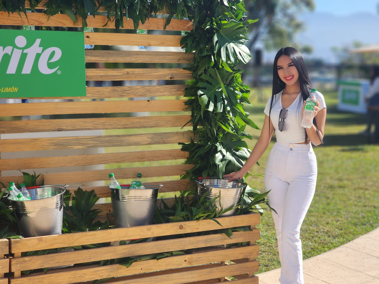 Sprite refresca su identidad visual y anuncia el cambio de su botellaverde por una transparente más fácil de reciclar