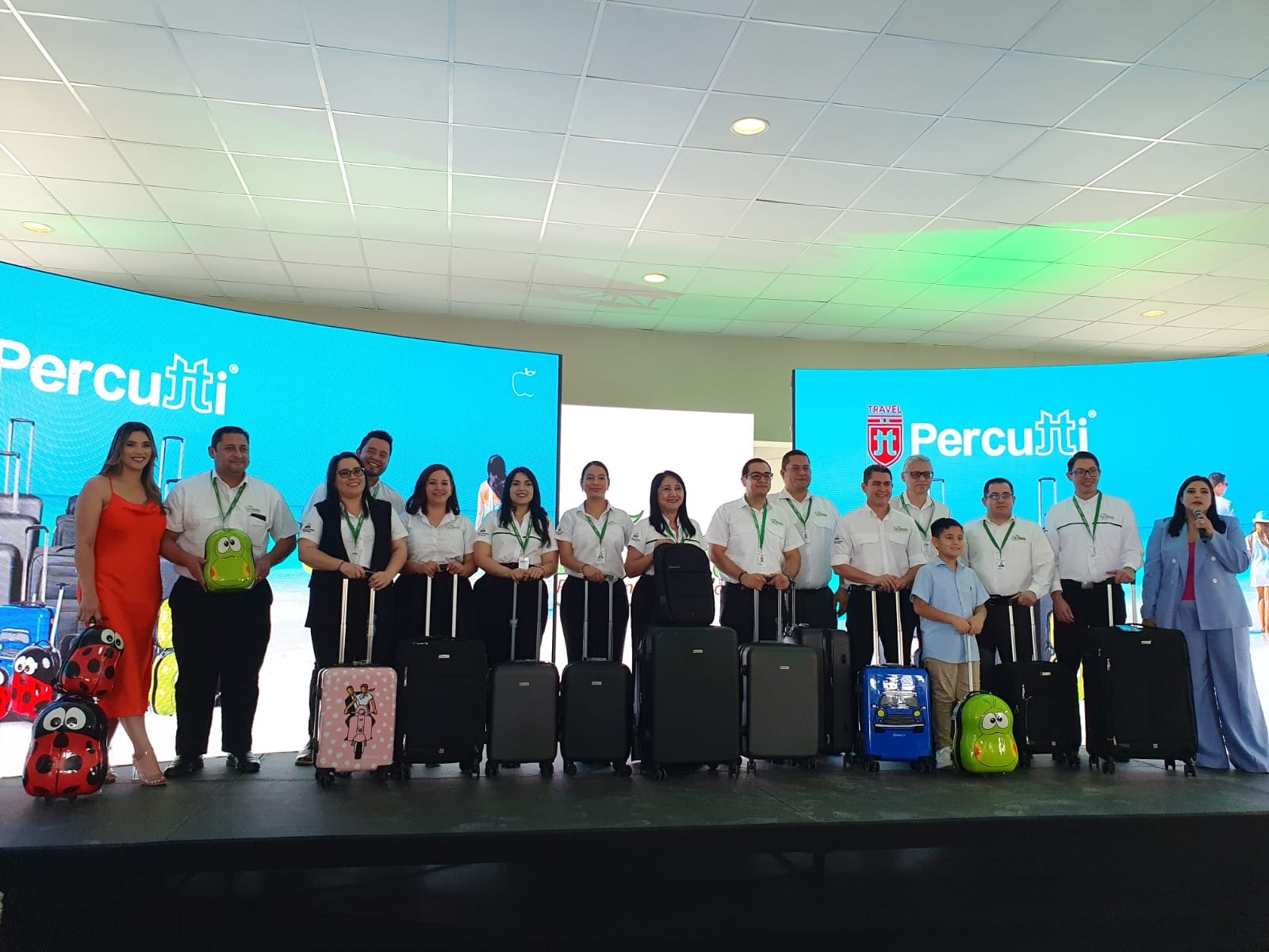 Cuando viajes, hazlo con estilo, viaja con Percutti, la exclusiva colección de maletas que te trae Supermercados La Colonia