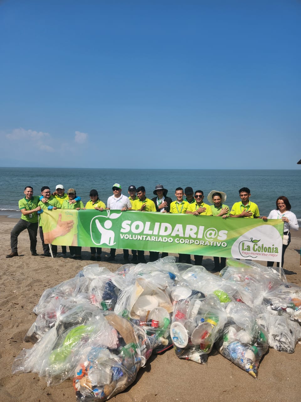 Supermercados La Colonia contribuye al cuidado del medio ambiente con la labor de limpieza en playa de Cedeño