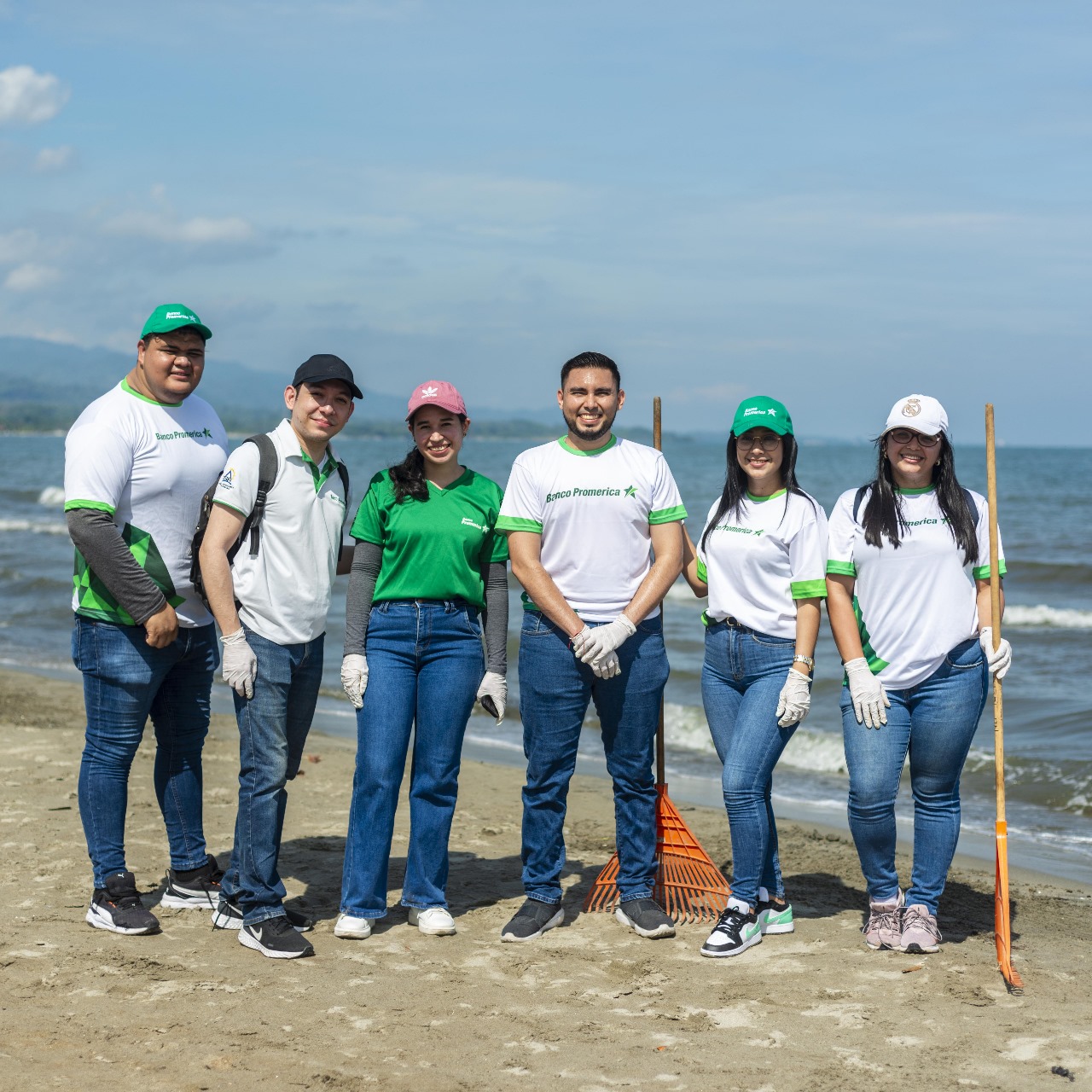 BANCO PROMERICA: COMPROMETIDOS CON LA SOSTENIBILIDAD A TRAVÉS DE LA REFORESTACIÓN Y LA LIMPIEZA DE PLAYAS
