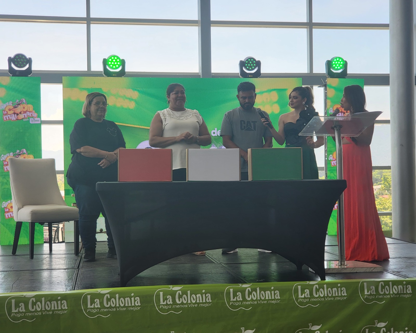 Supermercados La Colonia premió a tres felices ganadores con la espectacular promoción “Gana la copa millonaria”