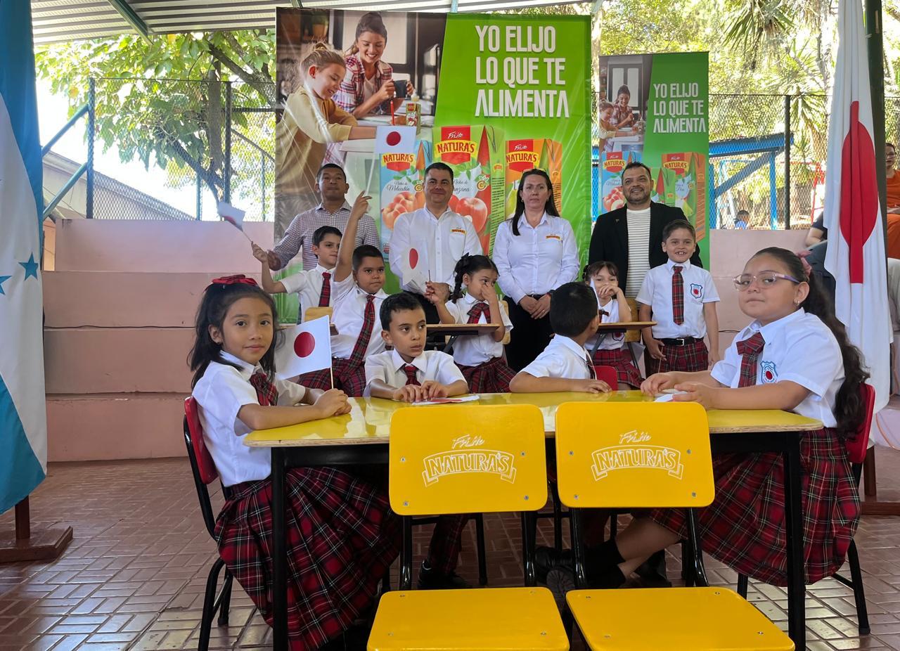 Frí…íto Natura´s renueva su compromiso con la educación a través de la donación de pupitres