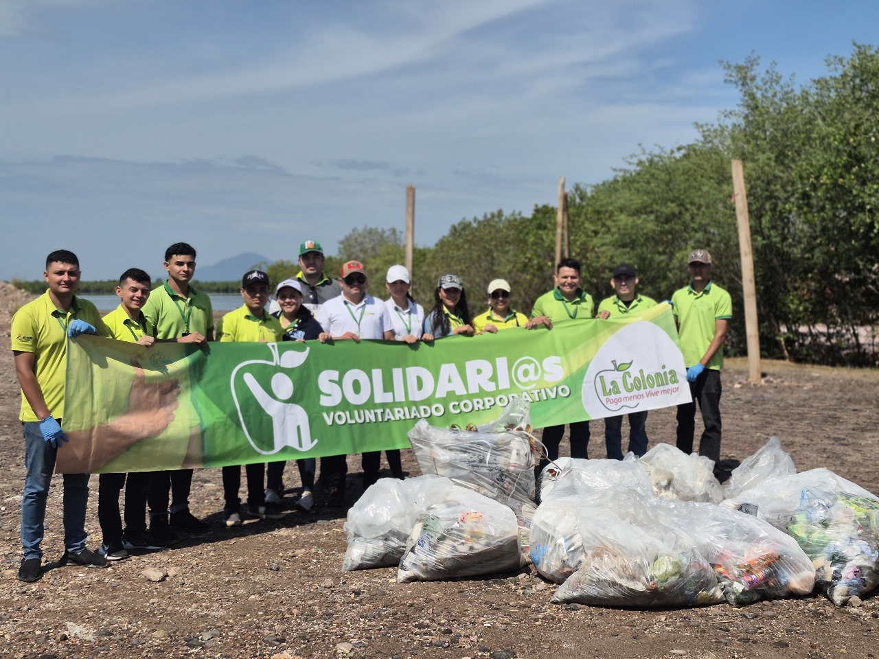 Voluntariado de Supermercados La Colonia impulsa jornada de limpieza en la playa de San Lorenzo