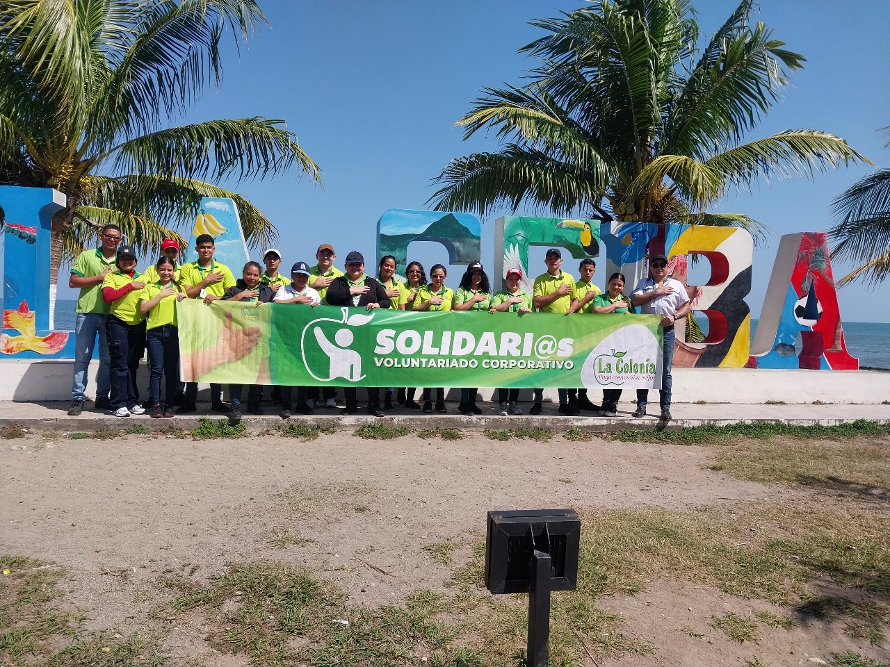 Supermercados La Colonia, ejemplo de responsabilidad social con limpieza en playa ceibeña